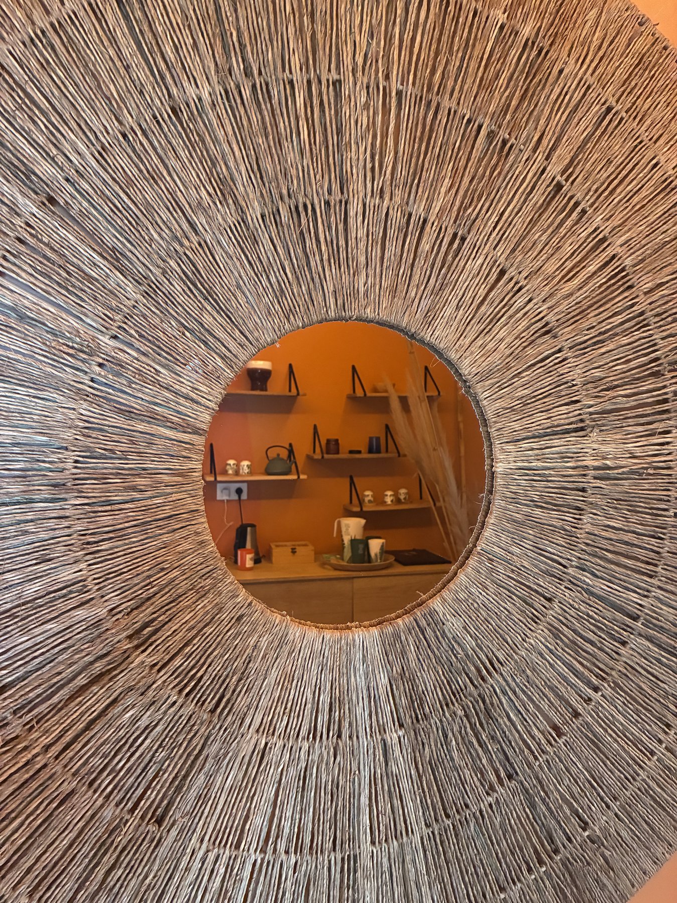 The woven wall, tea side